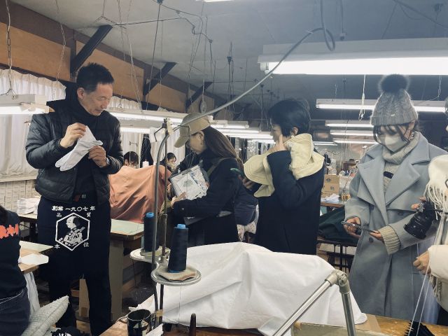 イサミ足袋工場説明風景