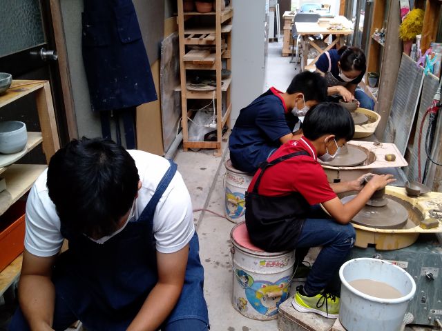 家族で電動ろくろ体験中。