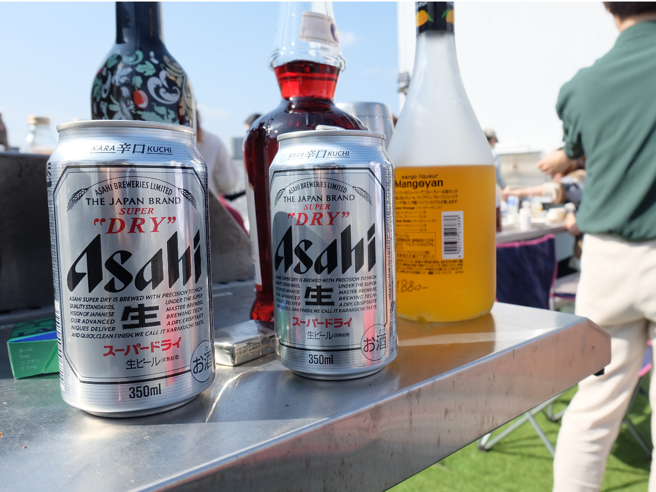 青空の下で飲むビールは格別…!(飲酒はお客様の責任にてお願いします)