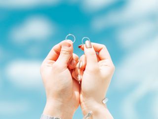 目の前に広がる海と空と指輪と一緒に写真をぜひ