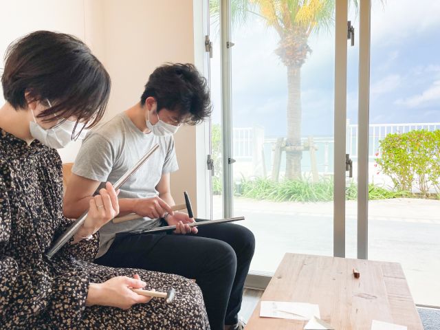 指輪の表面を叩いて模様をつけて世界で一つのオリジナルの指輪を作りましょう