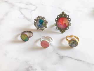 風を使い、インクの広がりや滲み、色の混ざり具合等で出来る模様は、二度と同じものは作れないので、あなただけのオリジナルです♪