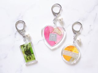 風を使い、インクの広がりや滲み、色の混ざり具合等で出来る模様は、二度と同じものは作れないので、あなただけのオリジナルです♪