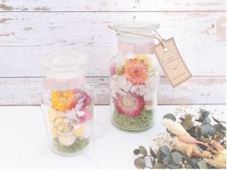 ドライフラワーやプリザーブドフラワー等をメディシンボトルに詰め込んだアレンジメント♪