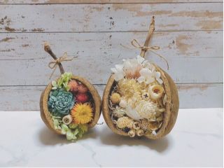 お釈迦様の頭に似ていることから、その名の由来とされています。また、「幸せを運ぶ」とも言われいます。そんなブッダナッツにかわいくアレンジメントしませんか?