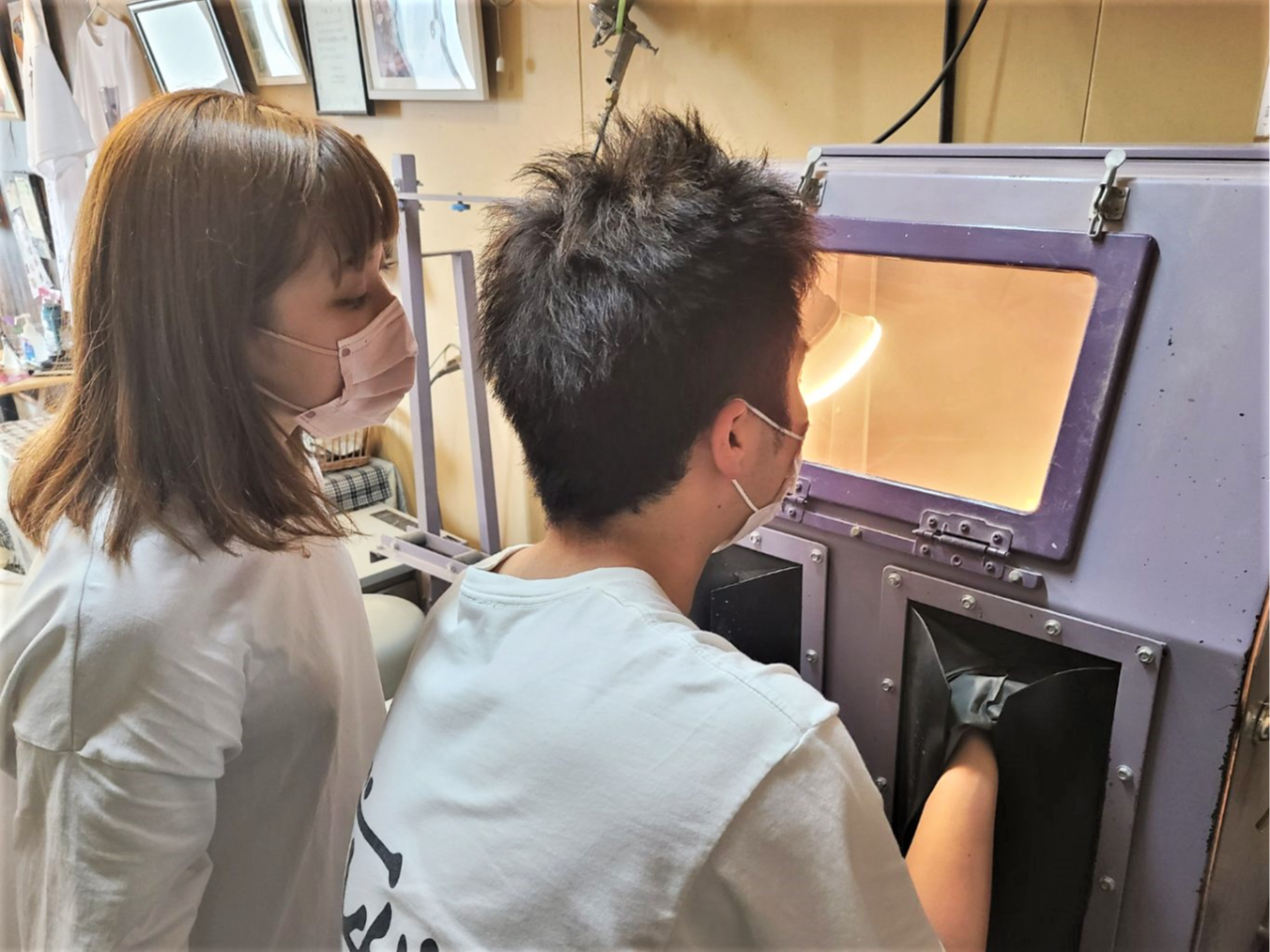 サンドブラスターで実際に彫刻作業を体験していただきます。お子様でも簡単に出来る作業です。