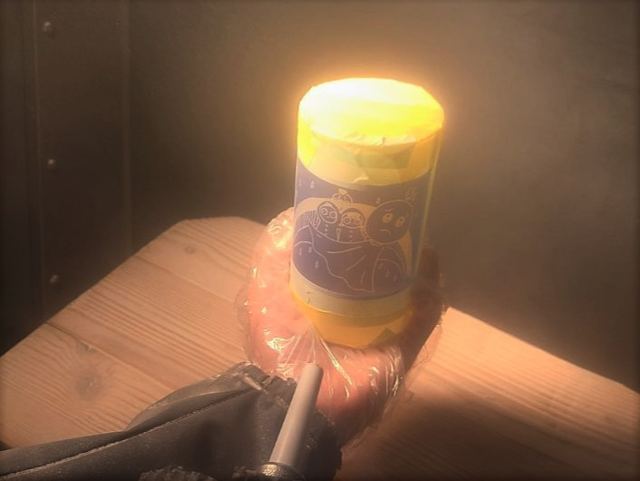 サンドブラストという砂を高圧で吹き付ける技法で彫刻します。製作したデザインデータがそのまま綺麗に仕上がるようにプロ仕様のフィルム、製法を用いています。