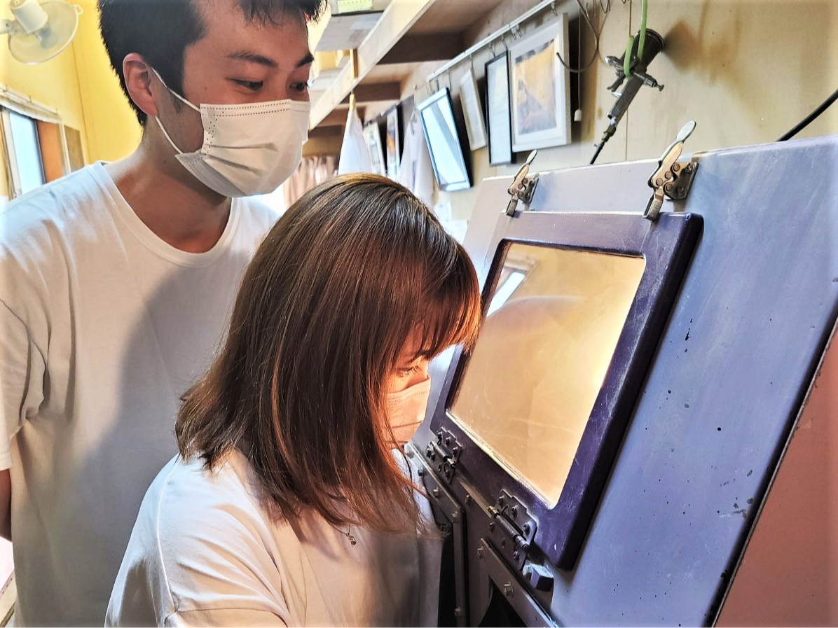 彫刻作業時間は1人数分程度ですが、彫刻準備まで数十分かかります。事前にデータを考えてからご来店いただくとスムーズです。