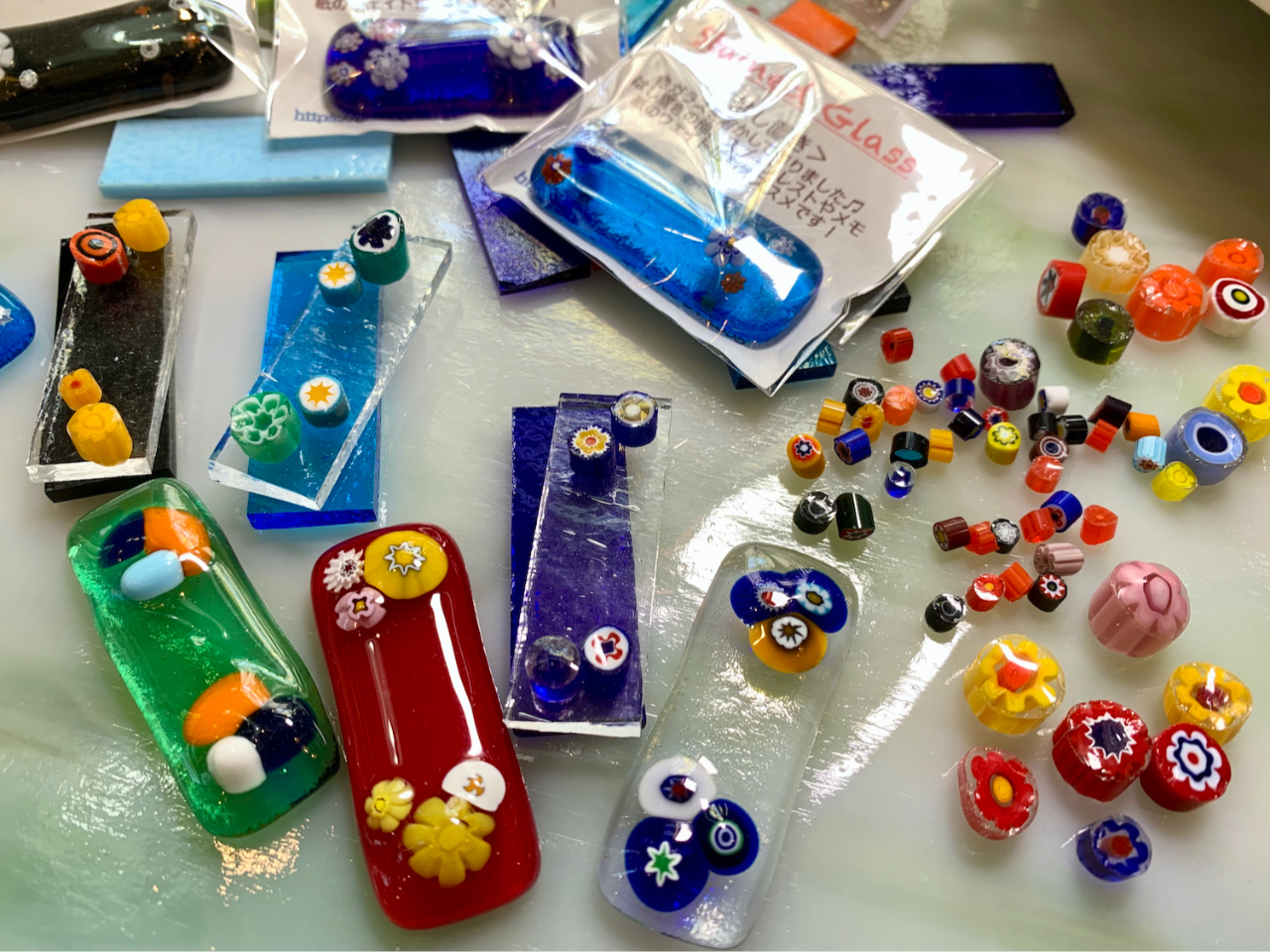 板状の透明ガラスと色ガラスを重ね、丸いガラスをセンス良く並べます。