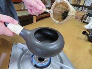 焙烙(ほうろく)へ煎茶を入れ、さあほうじ茶づくり開始♪