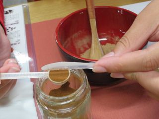 白檀(びゃくだん)や龍脳(りゅうのう)などの天然香原料を使って、オリジナルのZu-kou(塗香)を調合