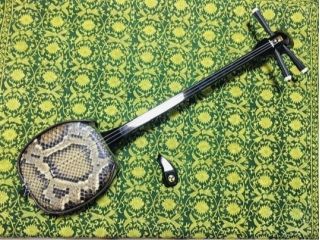 三線は持っているけど弾けない…というあなたにおススメなオンライン講座です!初心者でも1曲マスターを目指してお教えいたします。