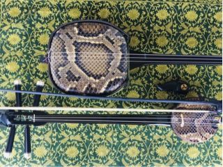 沖縄胡弓(クーチョー)に挑戦しましょう!