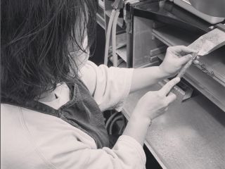 地金を削っている作業です。