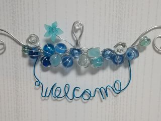 好きなビー玉を選んで個性的な作品を作ることができます。天使のワイヤーの「welcome」を添えて世界でひとつのオリジナル壁掛けの仕上がりです。