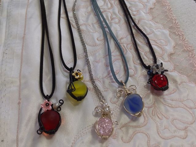 エレガントとカジュアルの2種類のネックレスを作ります。ビー玉を選ぶ楽しみも味わうことができます。