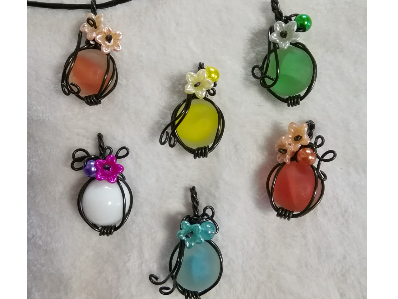 色とりどりのビー玉とビーズでますます個性的なネックレスになります。