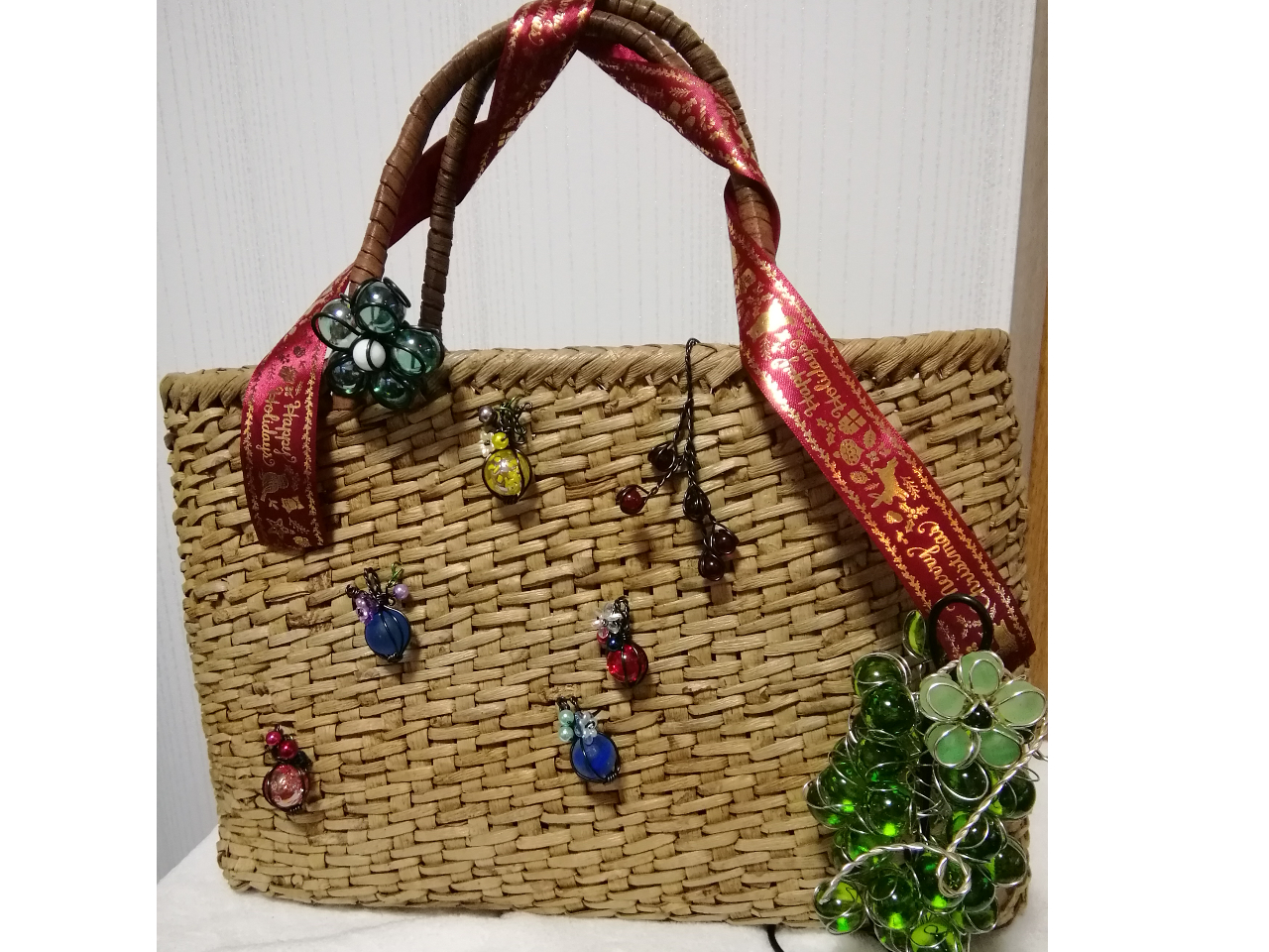 ネックレス以外にもかごなどの装飾としても活用できます。(クルミの木の皮で作ったかごです)