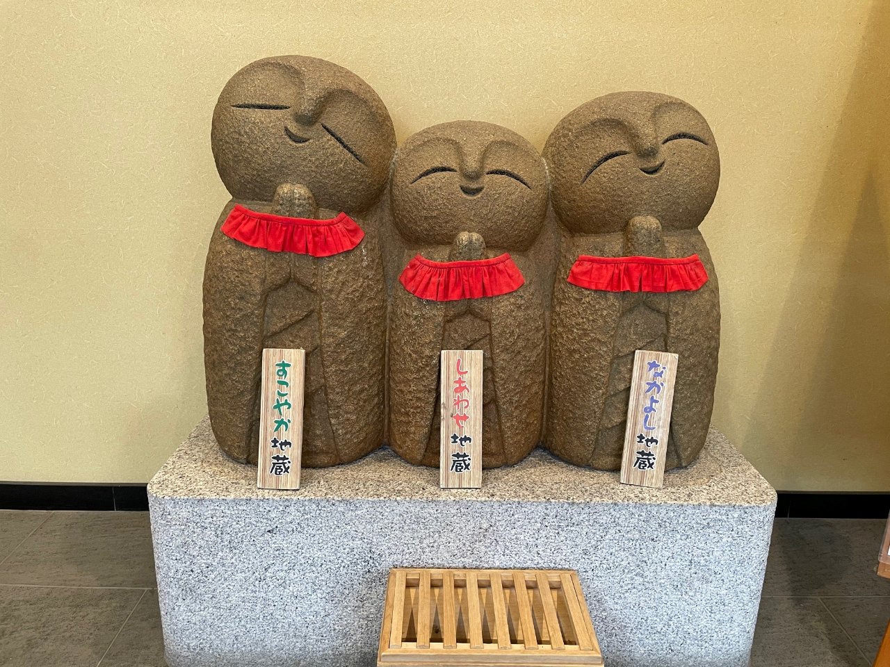 天宝の恵みを授ける「天宝三地蔵」右から「なかよし地蔵」「しあわせ地蔵」「すこやか地蔵」。 かわいいお地蔵さまをぜひ見に来てください!