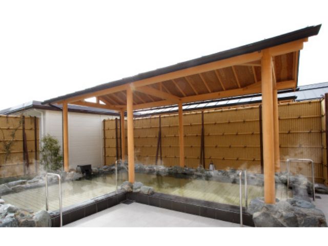 【露天風呂】 露天風呂では季節感、開放感を味わって頂きます!また深さが三段階に分かれていてバリエーションが楽しめます。