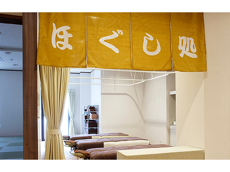 【ほぐし処】体をほぐして、こころをほぐして 手のぬくもりが疲れたこころと体に染み渡ります。 温泉の後のリラクゼーションで至福のときを。