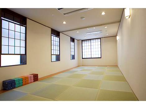 【本館うたたね処】お風呂上りにお立ち寄り下さい。寝転がるもよし、ご家族やお友達とよもやま話をするもよし。のんびり、ゆったりお過ごし下さい。