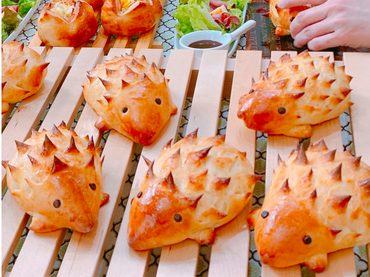 はりねずみのパン:中はウィンナーかカスタード、どちらかお選び頂けます。お1人6個。