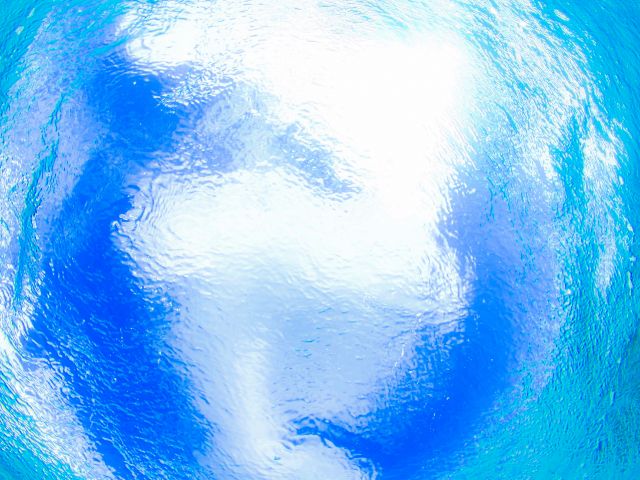 水中から見る青空