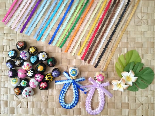 ブレードストラップ 自分で選べる2色のリボンとククイナッツのかわいいハワイアンストラップ コロナ対策実施中 アーヌエヌエ リボンレイ教室 じゃらん遊び体験 ブレードストラップ 自分で選べる2色のリボンとククイナッツのかわいいハワイアンストラップ コロナ対策実施中 アーヌエヌエ リボンレイ教室 じゃらん遊び体験