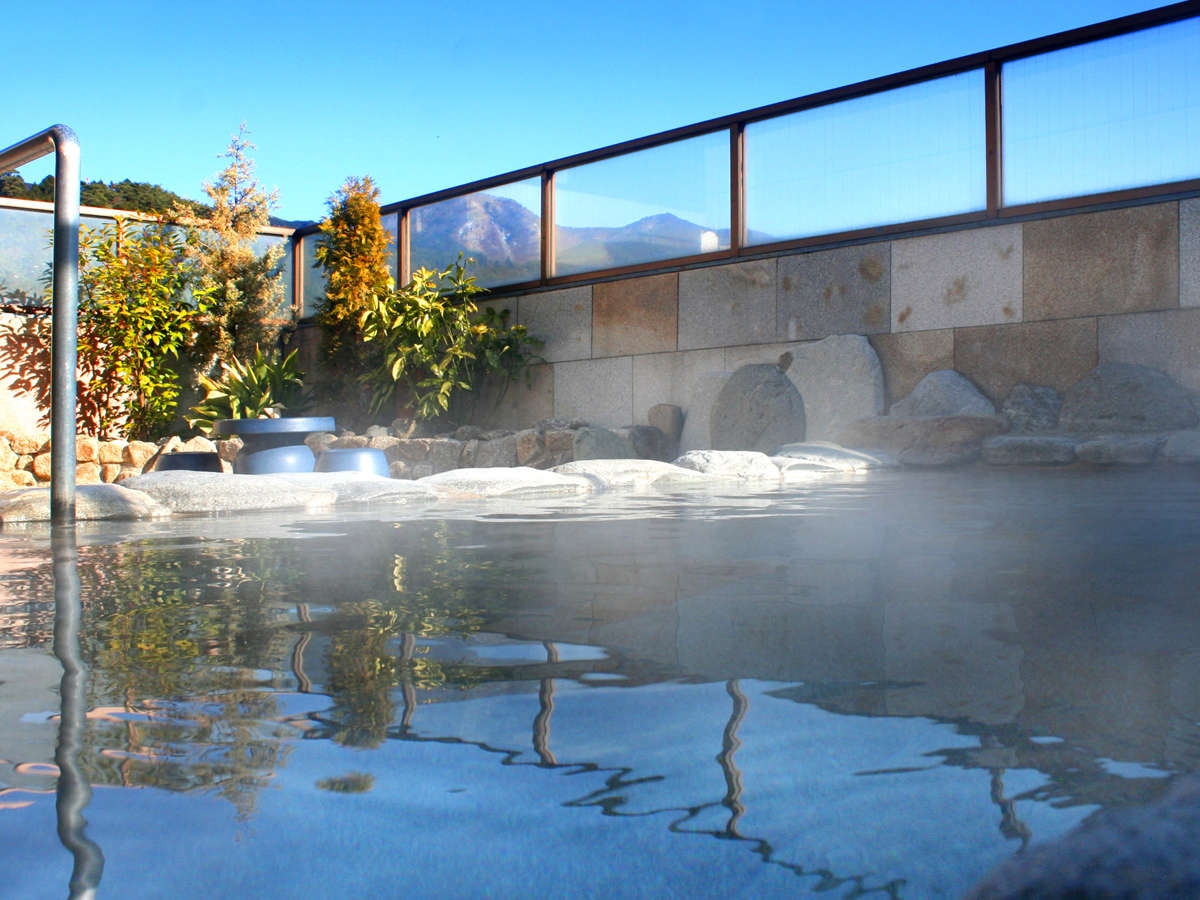 展望露天風呂。春の陽だまりの心地よさを感じながらご入浴頂くことが出来ます、