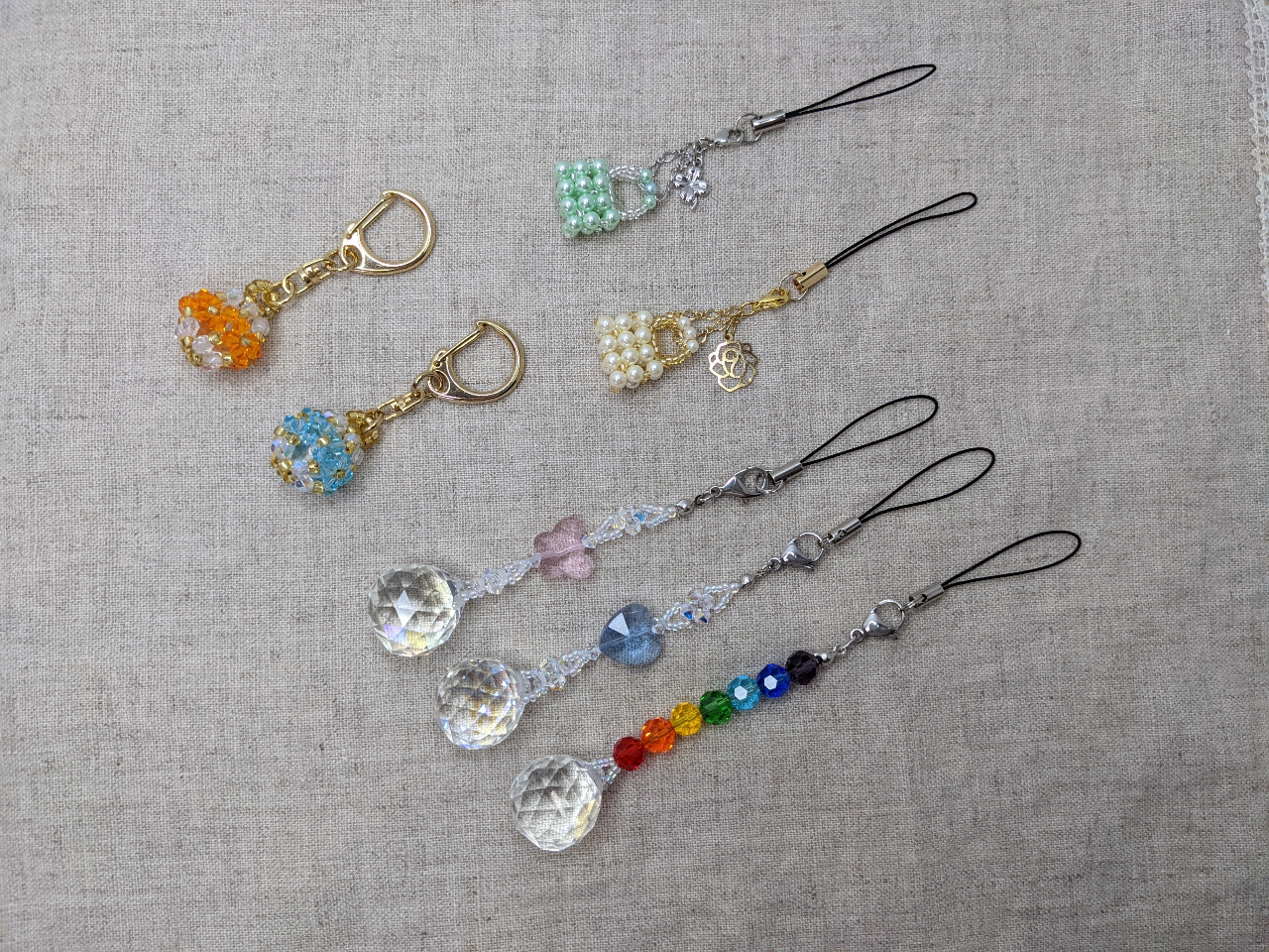 テグス編みでモチーフを編んで作るストラップ。ミニサンキャッチャーはストラップにもなります。