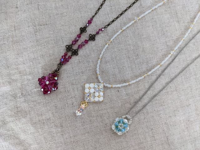 トップ部分のモチーフはテグスで編みます。主にスワロフスキービーズを使用。