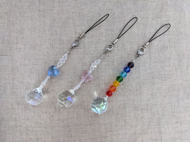 ミニサンキャッチャーはテグス編みとワイヤーを通すタイプがあります。台に飾るかストラップにするかお好きなほうを選べます。