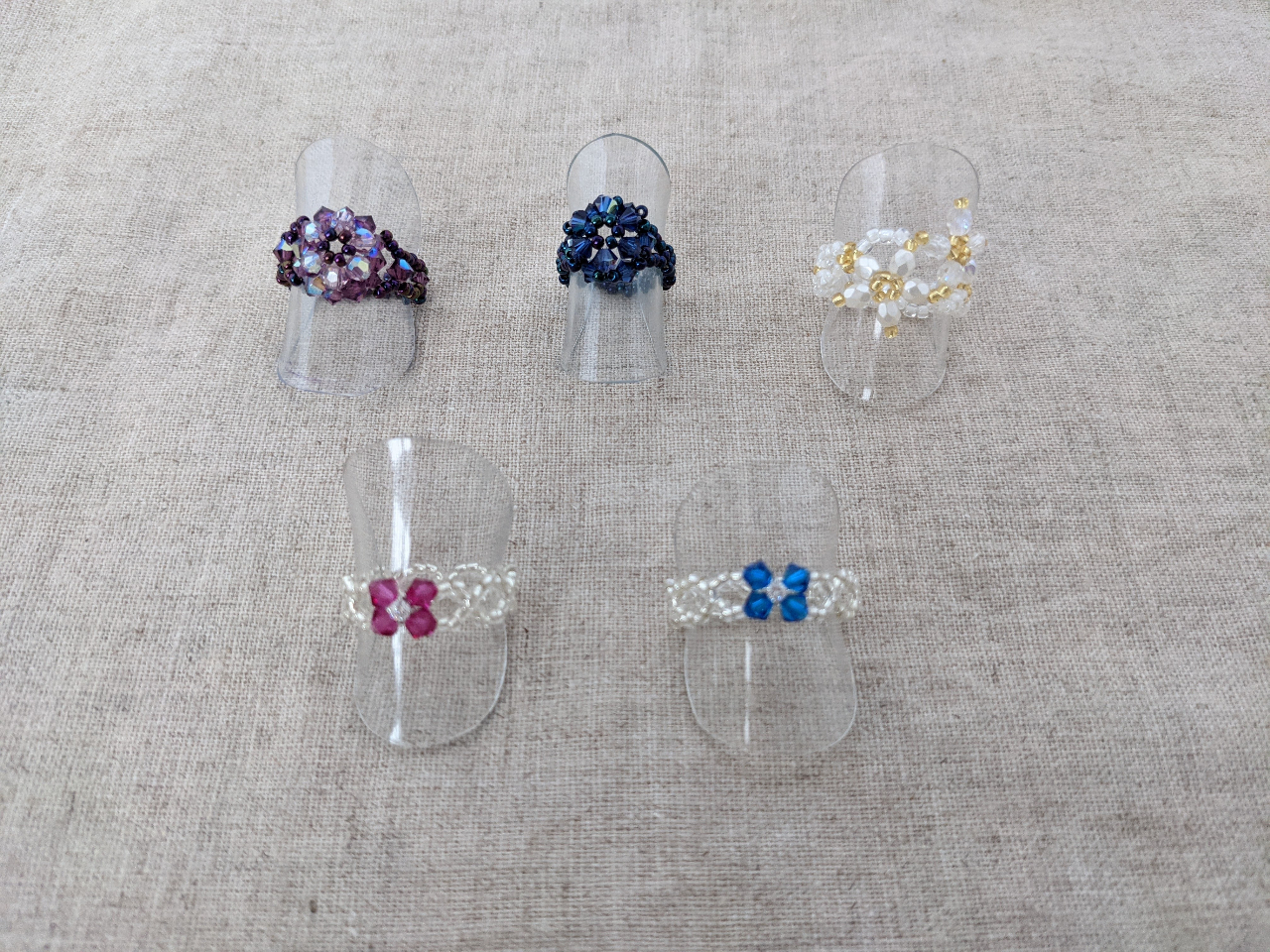 スワロフスキーやチェコビーズ、ジルコニアを使ったテグス編みのリング。