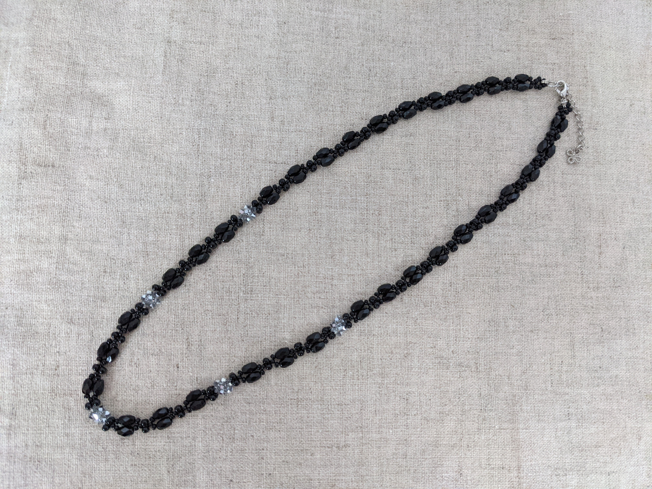 針と糸で編む、ビーズステッチで作るネックレス。チェコビーズとスワロフスキービーズで作ります。