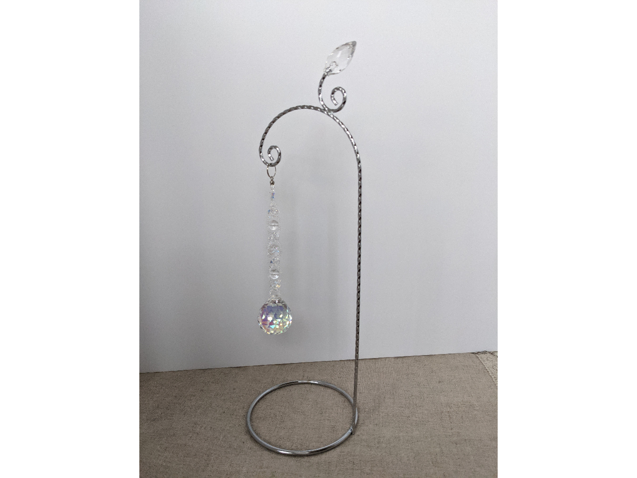 30ミリのミラーボール型クリスタルガラスと水晶を組み合わせてテグスで編んだ置き型のサンキャッチャーです。台の高さ約26cm