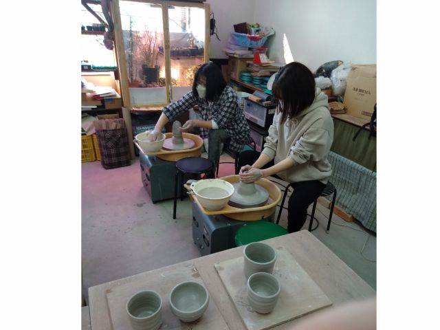 手前にあるのが、初めてのろくろ体験で制作した、作品です。