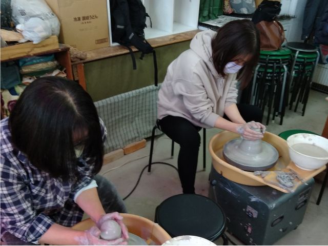 3〜4点作れます。出来の良い物を選んでください。お子様、高齢者の場合は、相談してください。手捻りと同時にはできない為先に予約された型方が優先されます。