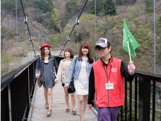 鬼怒楯岩大吊橋にて、ガイドさんとまち歩き