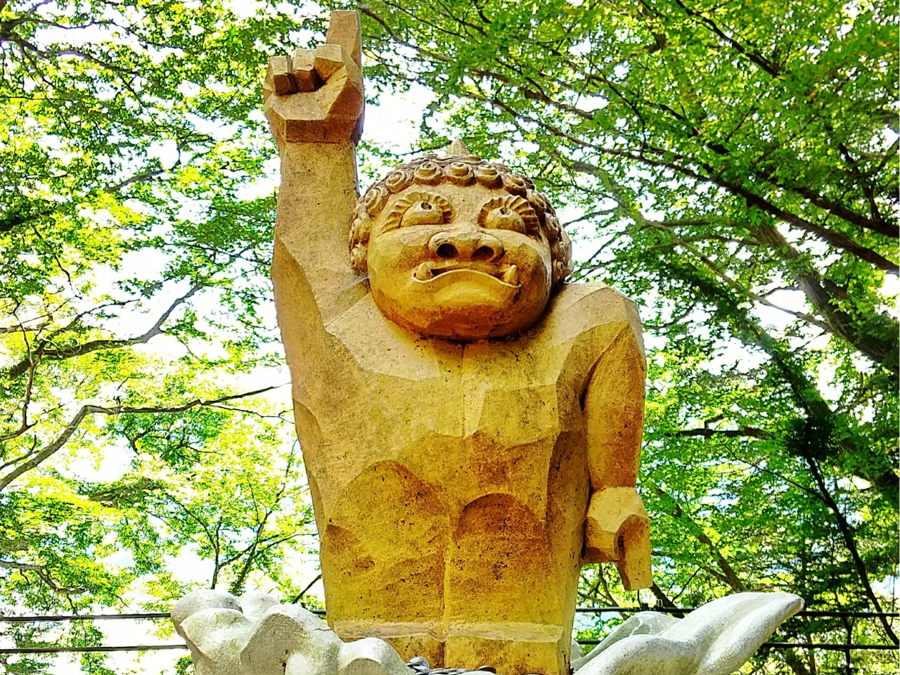 天を指す誕生鬼(たんじょうき)の像。(トンネルを抜けると出会えます)