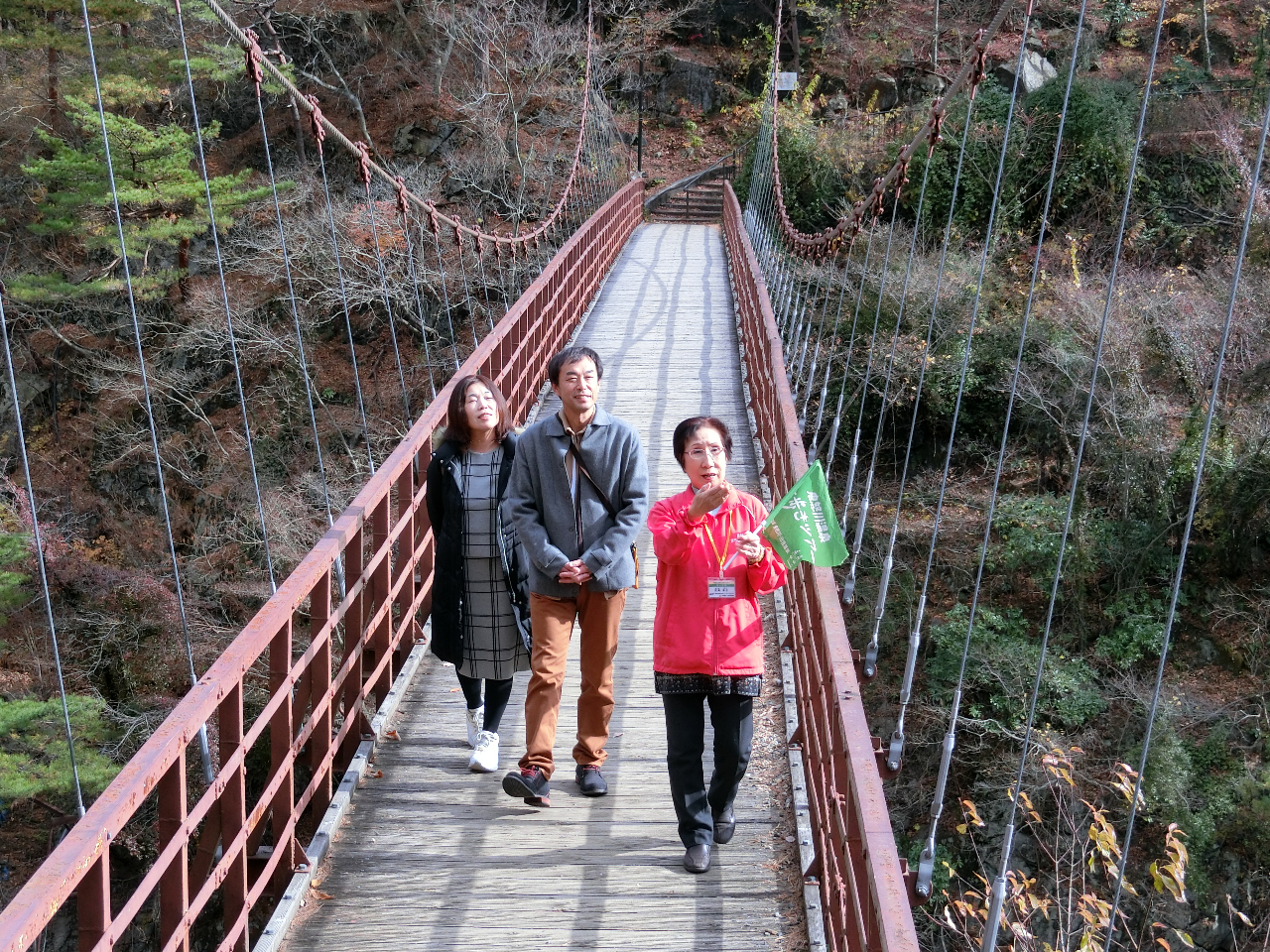 滝見橋は鬼怒川温泉街の北の方にある吊橋です。鬼怒川の清流の音を聞きながら渡りましょう♪