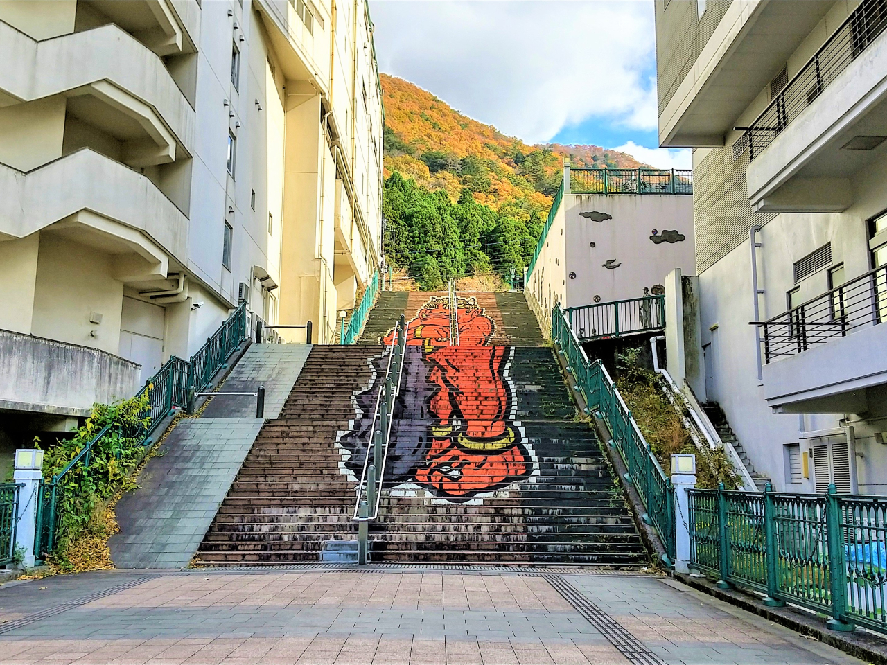 ふれあい橋でご覧いただける、迫力の鬼怒太の階段絵!(何段あるでしょう)