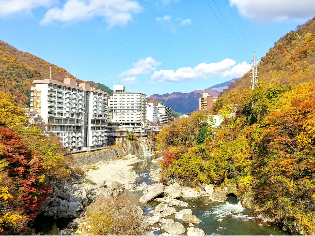 紅葉色づく鬼怒川温泉街