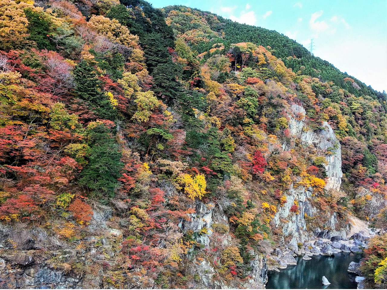 秋・周囲が一面に錦に染まる名勝「楯岩」