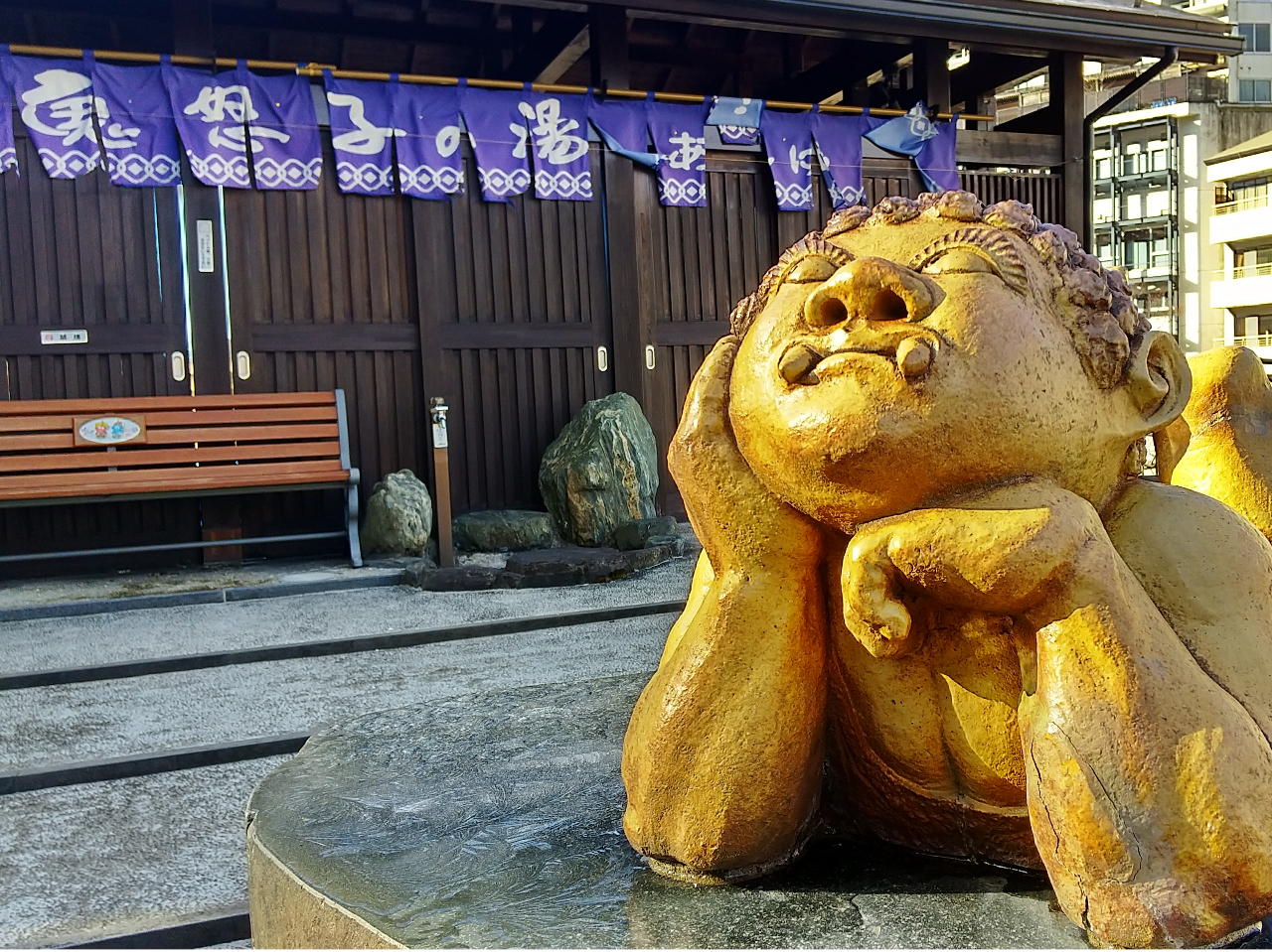 くろがね橋には足湯もあります。「鬼怒子(きぬこ)」は鬼の女の子