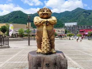鬼怒川温泉駅前で「鬼怒太(きぬた)」がお出迎え