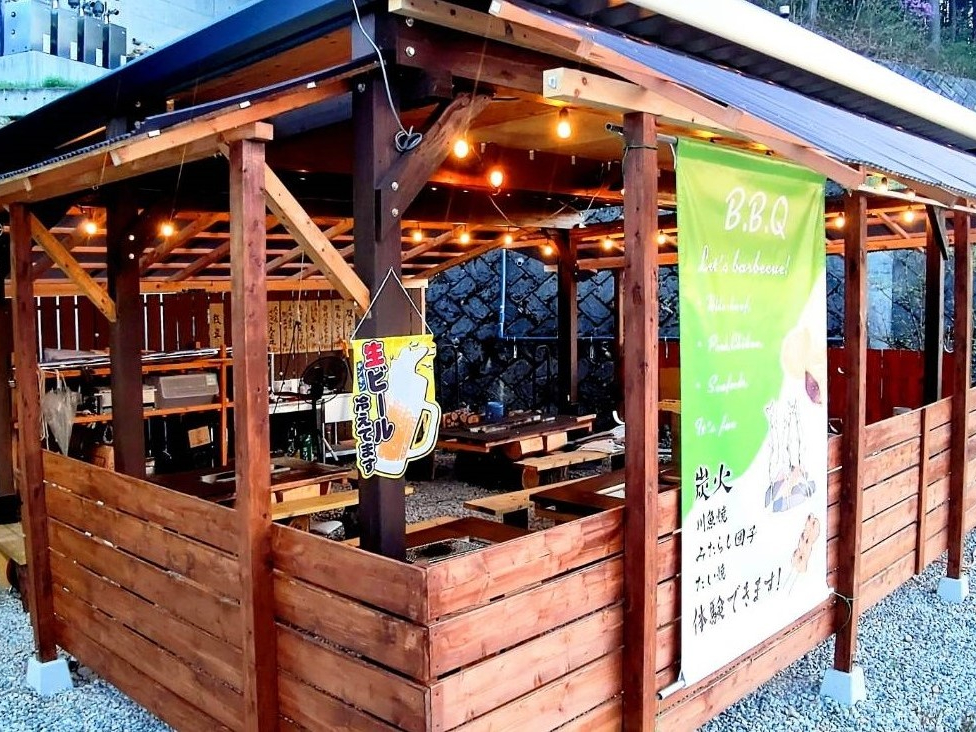 雨でも安心、屋根付きBBQ場です。