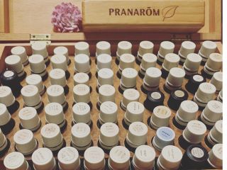 様々な種類の精油を香ってみましょう!各々のライフスタイルなどに合ったオリジナルアロマグッズを作成できます。気になる香りグッズを下記4メニューからお選びください