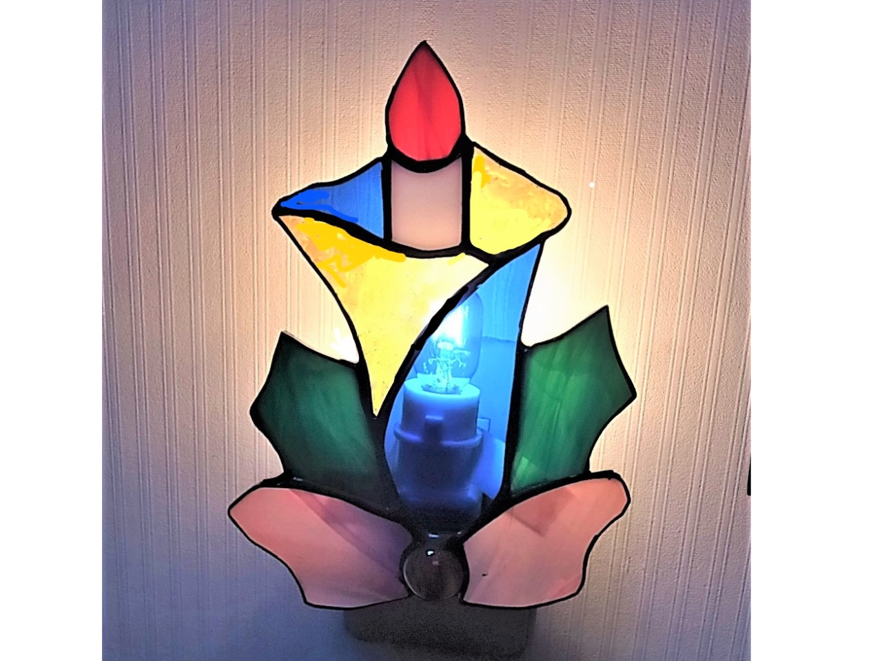 就寝時などコンセントに取り付けて、足元を照らすナイトライト。