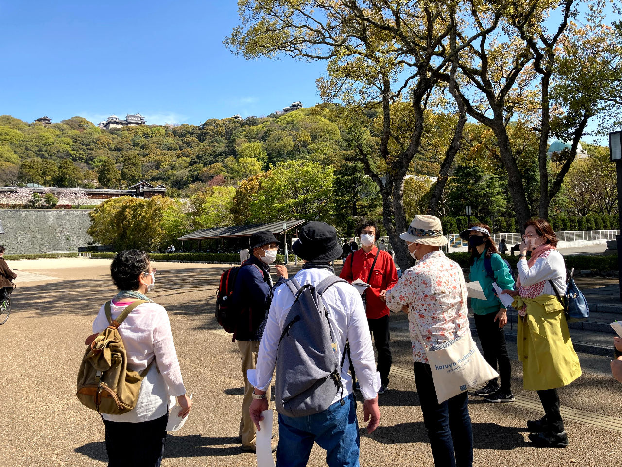 今から吟行へ出発。堀之内公園にて。